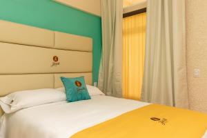 Un dormitorio con una cama con dos arañas. en Hotel Yahalis, en Jilotepec de Abasolo