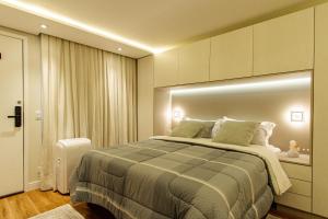 um quarto com uma cama grande num quarto em Belvedere em Curitiba