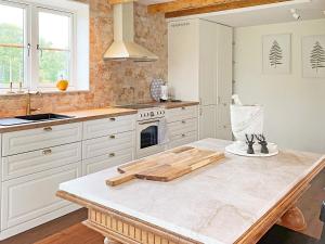 Η κουζίνα ή μικρή κουζίνα στο 5 star holiday home in HJORTKVARN-By Traum
