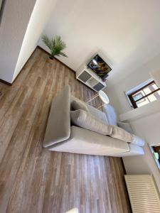 un soggiorno con divano e pavimenti in legno di Weilburg-Domizil a Weilburg