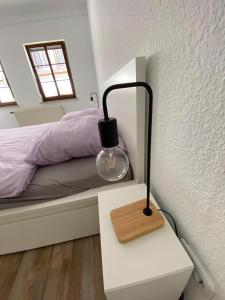 una lampada su un tavolo accanto a un letto di Weilburg-Domizil a Weilburg