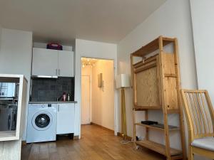 - une cuisine avec un lave-linge dans la chambre dans l'établissement Appartement Créteil proche Métro, à Créteil