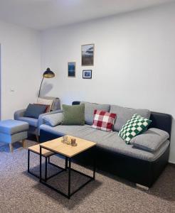豪洛尼馬拉烏巴的住宿－Apartmán pod vlekem，带沙发和咖啡桌的客厅