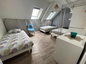 Posteľ alebo postele v izbe v ubytovaní F3 Duplex "O Meublé de Pithiviers" 2 chambres 8 personnes