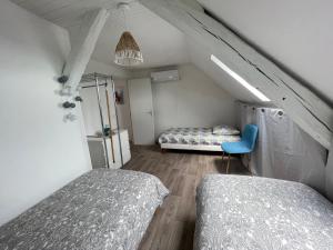 Krevet ili kreveti u jedinici u objektu F3 Duplex "O Meublé de Pithiviers" 2 chambres 8 personnes