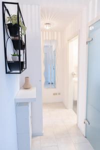 a hallway with white walls and a mirror on the wall at Ferienwohnung in bester Lage 1 in Rust