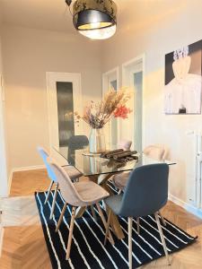 - une salle à manger avec une table et des chaises dans l'établissement Residence Locchi, à Trieste