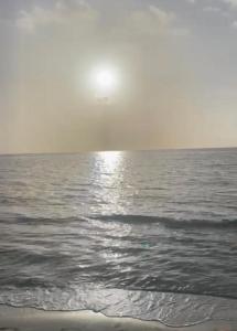 a body of water with the sun in the sky w obiekcie Silver Sands Beach Resort w Miami
