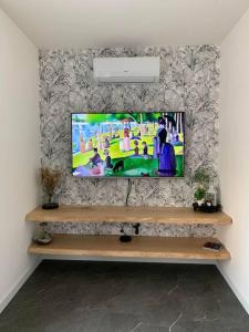 TV a/nebo společenská místnost v ubytování Maison individuelle