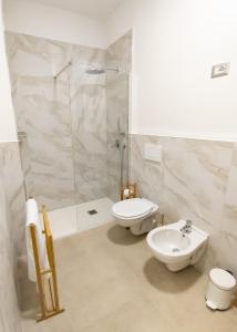 ein Bad mit einer Dusche, einem WC und einem Waschbecken in der Unterkunft Liv it - Guest House in Bari