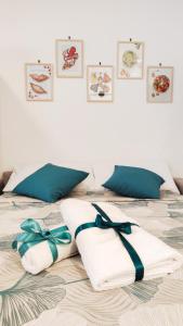ein Bett mit zwei Kissen mit Bowlen darauf in der Unterkunft Liv it - Guest House in Bari