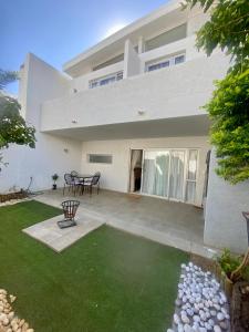 Casa blanca grande con patio y césped en Catalea's Cousy home en Windhoek