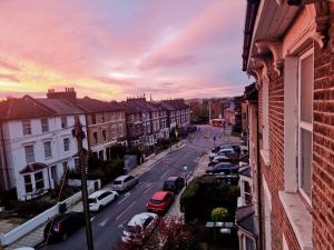 een uitzicht op een straat met geparkeerde auto's bij Stylish-Brockley-Entire Place in Londen