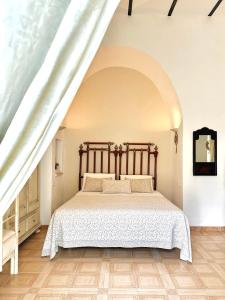 AradeoにあるIl Vecchio Torrinoのアーチ型の天井のベッドルーム1室(ベッド1台付)