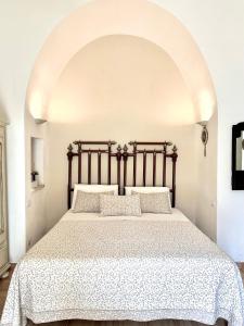AradeoにあるIl Vecchio Torrinoのベッドルーム1室(白いベッドカバー付きの大型ベッド1台付)