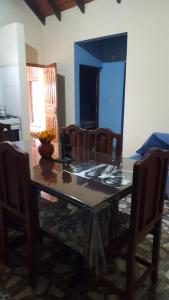 - une table à manger avec un plateau en verre et des chaises dans l'établissement Casa Norte, à Salta