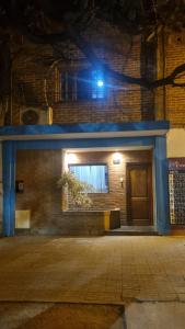 un bâtiment avec une porte bleue et une fenêtre dans l'établissement Casa Norte, à Salta
