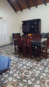 een eetkamer met een tafel en stoelen en een open haard bij Casa Norte in Salta