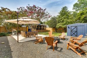 een patio met stoelen, een parasol en een grill bij Cape May Vacation Rental about 3 Mi to Beach and Mall! in Cape May