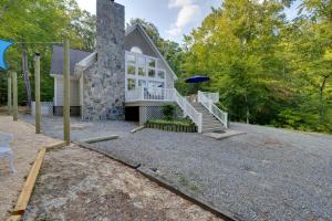 ein Haus mit einem Steinhaus mit einer Treppe in der Unterkunft Waterfront Hartfield Vacation Rental with Dock! 