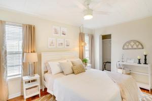 A bed or beds in a room at Lake Wales Vacation Rental with Screened-In Porch!