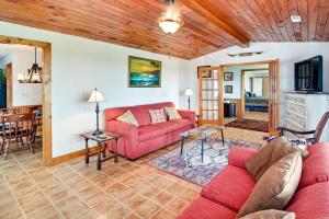 的住宿－Cozy Kentucky Getaway with Panoramic Farm Views!，客厅配有红色的沙发和桌子