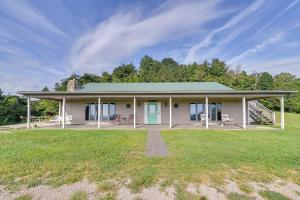 une maison avec un toit verdoyant sur une pelouse dans l'établissement Cozy Kentucky Getaway with Panoramic Farm Views!, 