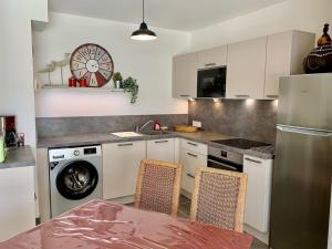 eine Küche mit einer Spüle und einer Waschmaschine in der Unterkunft Appartement Mèze, 3 pièces, 4 personnes - FR-1-604-22 in Mèze