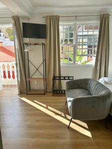 a living room with a couch and a window at Art déco in Santa Cruz de la Palma