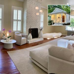 uma sala de estar com um sofá e uma lareira em Elegance & Charm 27 Steps To Old Christ Church em Pensacola