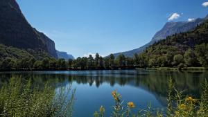 vistas a un lago con montañas en el fondo en *Spacieux T3 Campagne proche lac*, en Magland