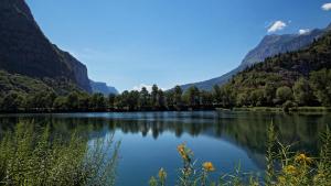 einen Blick auf einen See mit Bergen im Hintergrund in der Unterkunft *Spacieux T3 Campagne proche lac* in Magland