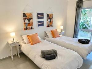 Llit o llits en una habitació de Charming Villa, Lagos - pool - no need for car