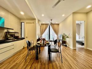 Una cocina y un comedor con mesa y sillas. en Near Legoland-Sophisticated Home #Cowidea, en Nusajaya