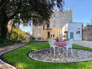 twee stoelen op het gras voor een huis bij Railway House York by Chateau Anna in York