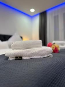 Un pat sau paturi într-o cameră la Modern Apartments Neuburg T - TOP - 2 Zimmer, Badewanne, Balkon, Parkplatz, Küche, Wi-Fi, TV +42 fotografii