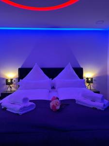 Un pat sau paturi într-o cameră la Modern Apartments Neuburg T - TOP - 2 Zimmer, Badewanne, Balkon, Parkplatz, Küche, Wi-Fi, TV