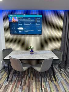 Un televizor și/sau centru de divertisment la Modern Apartments Neuburg T - TOP - 2 Zimmer, Badewanne, Balkon, Parkplatz, Küche, Wi-Fi, TV