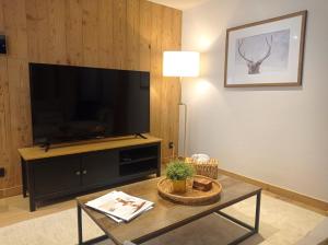 ein Wohnzimmer mit einem großen Flachbild-TV in der Unterkunft *Spacieux T3 Campagne proche lac* in Magland