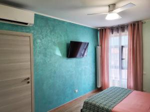 una camera con letto e TV a parete di Casa Lariana a Lecco