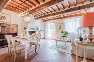 Posezení v ubytování Elisa Farmhouse Apartment in Wine Resort in Lucca