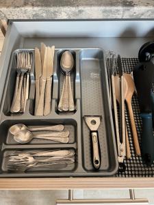 a tray filled with utensils in a drawer at Ferienwohnung Leopold in Tschernitz