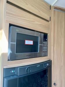 TV o dispositivi per l'intrattenimento presso Little Oaks Motorhome Hire