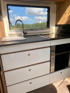 Una cocina o cocineta en Little Oaks Motorhome Hire