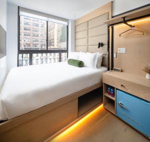 Little Charlie Hotel房間的床