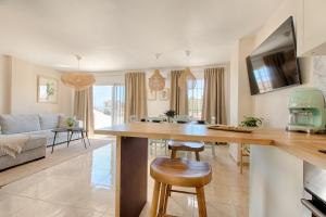 kuchnia i salon z dużym blatem w obiekcie Casa Maravilla Golf del Sur w San Miguel de Abona