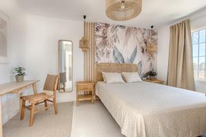 sypialnia z łóżkiem, biurkiem i krzesłem w obiekcie Casa Maravilla Golf del Sur w San Miguel de Abona