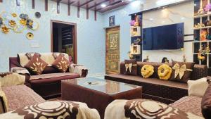 加濟阿巴德的住宿－Luxurious 3 BHK Flat in Ghaziabad，带沙发和平面电视的客厅