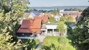Snug Stays Design Villa mit Garten zentral aber ruhig 400m zum Ammersee في ديسن آم أميرسي: اطلالة جوية على منزل