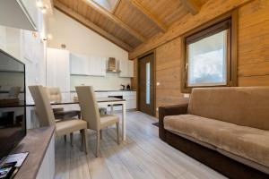 una sala de estar con un sofá y una mesa en Ivan House, en Livigno